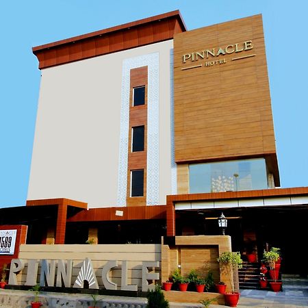 Pinnacle By Click Hotels, Lakhnau Kültér fotó