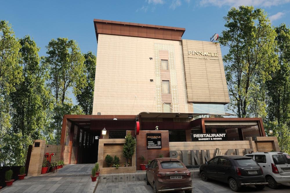 Pinnacle By Click Hotels, Lakhnau Kültér fotó