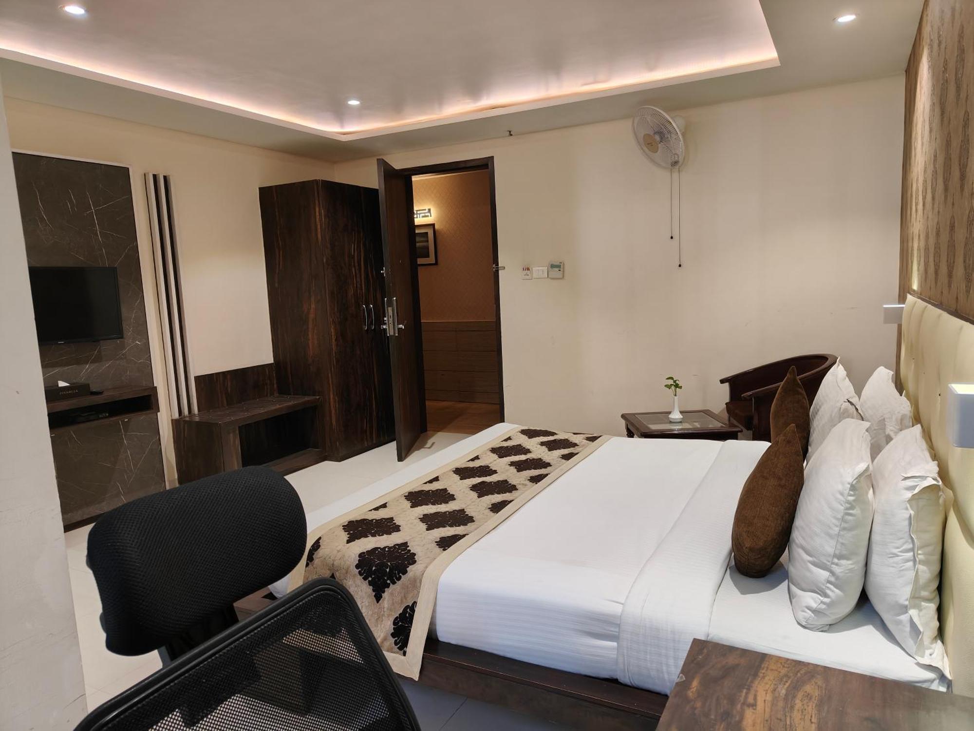 Pinnacle By Click Hotels, Lakhnau Kültér fotó